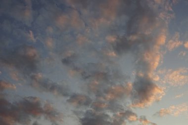 arka plan akşam bulutlu gökyüzü yaz günbatımında.