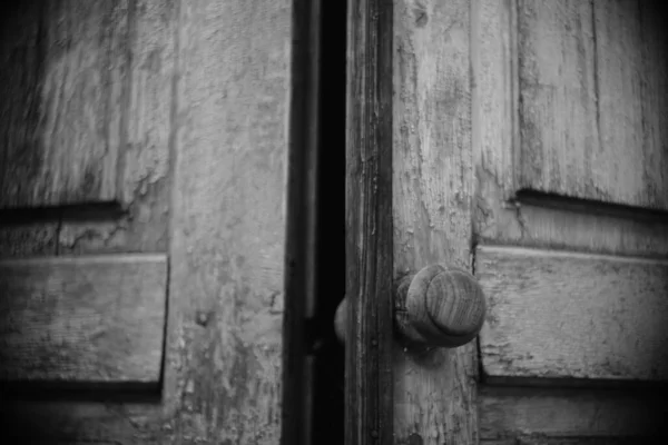 Staré Dřevěné Dveře Kulatou Rukojetí — Stock fotografie