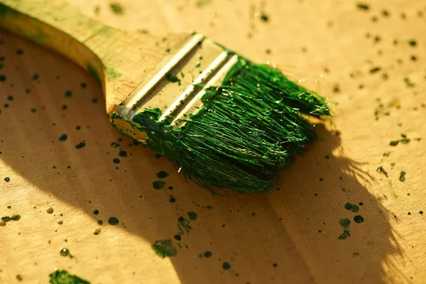 Escova Madeira Manchada Com Tinta Verde Folha Papel Marrom Sujo — Fotografia de Stock