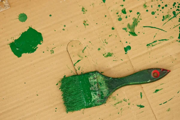 Escova Manchada Com Tinta Verde Folha Papel Marrom Vista Superior — Fotografia de Stock