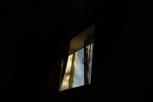 Fenêtre Ensoleillée Avec Ciel Bleu Dans Une Pièce Sombre — Photo
