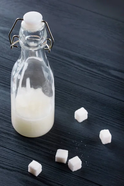Перевернутий цукровий сироп у скляній пляшці — стокове фото