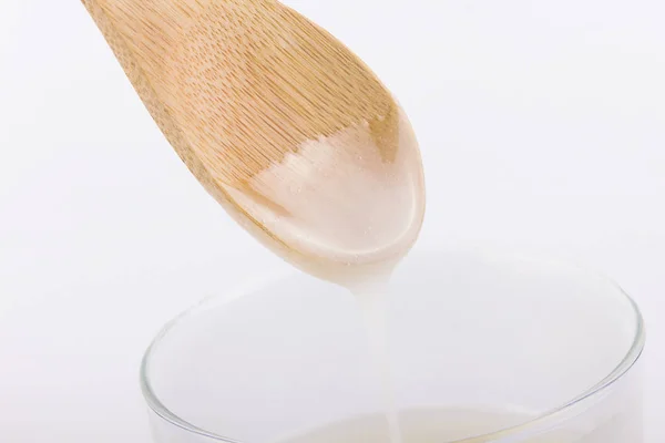 Inverterad sockersirap som hälls ur en sked — Stockfoto