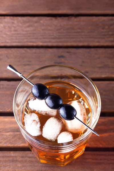 Ett glas alkoholhaltig dryck med oliver att plocka — Stockfoto