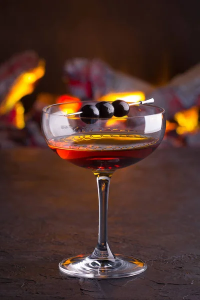 Manhattan cocktail on fireplace background — ストック写真