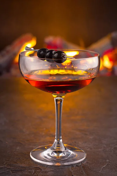 Manhattan cocktail on fireplace background — ストック写真