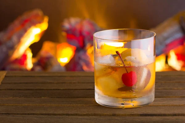 Old Fashion cocktail on fireplace background — ストック写真