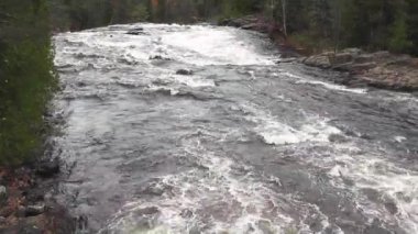 sessiz bir şelaleler önde gelen beyaz rapids