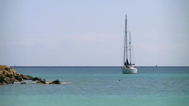 Segelboot Der Karibik Ankert Der Bucht — Stockvideo
