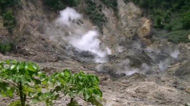 La Souffriere volkan Saint Lucia, kayalarda çıkan duman