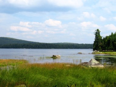 Bulutlu bir günde yaz aylarında göl kıyısında