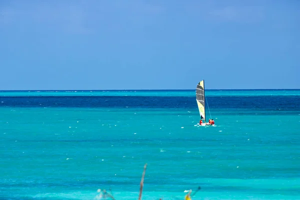 Cielo Azul Contra Azul Turquesa Del Agua Del Caribe Catamarán — Foto de Stock