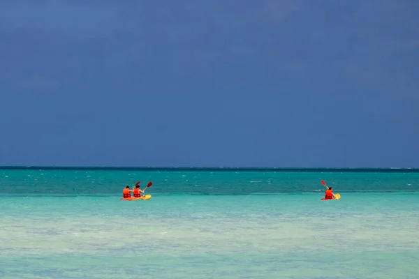 Kayak Océano Carribean Turquesa Con Cielo Azul — Foto de Stock