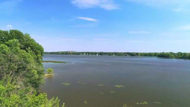 Вид с воздуха, возвращающийся с реки с голубым небом — стоковое видео