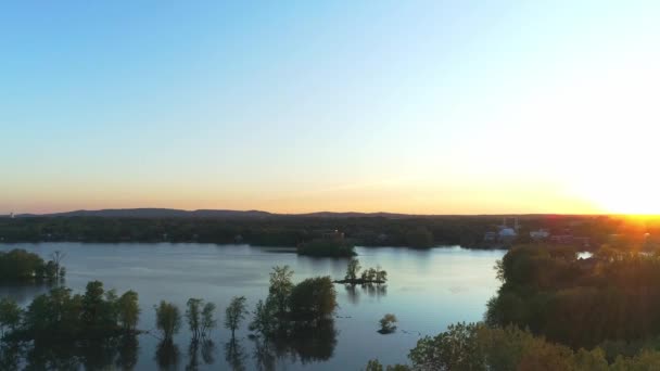 Panorama aéreo sobre el río en Laval durante una hermosa puesta de sol — Vídeos de Stock