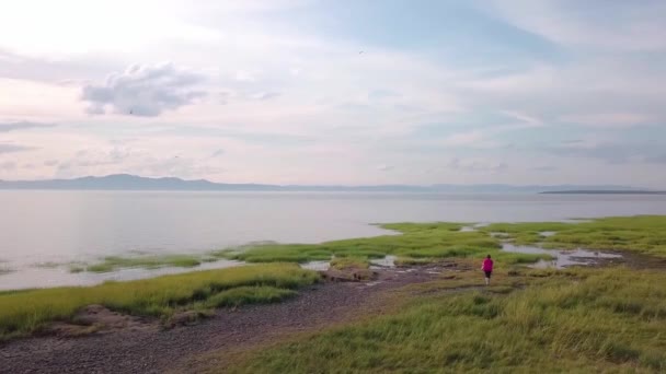 Wandelen bij de rivier bij zonsondergang — Stockvideo