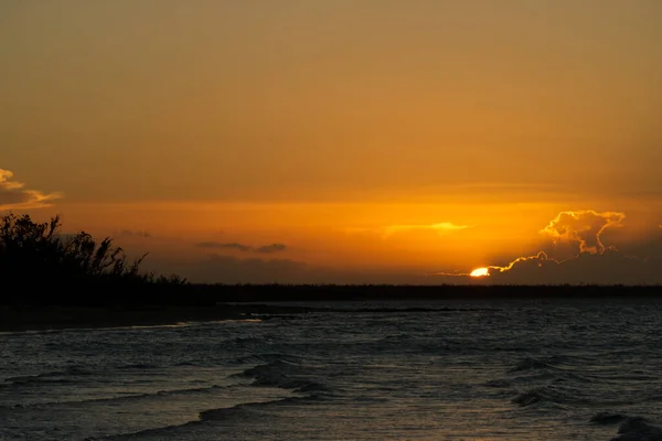 Karayipler 'de okyanus üzerinde portakal tonları ile dramatik gün batımı
