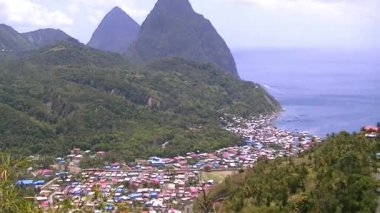 Karayipler 'de Sainte-Lucia' da iki Piton Dağının olduğu küçük bir köy manzarası