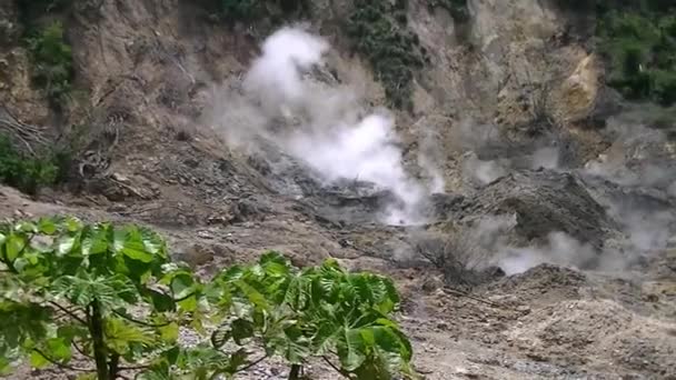 Widok dymu wydobywającego się z gotującej się lawy na wulkanie La Souffriere w Ste-Lucia — Wideo stockowe