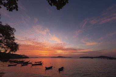 Rawai beach, Phuket, Tayland, gündoğumu sırasında gökyüzü ve bulutlar güzel renkler