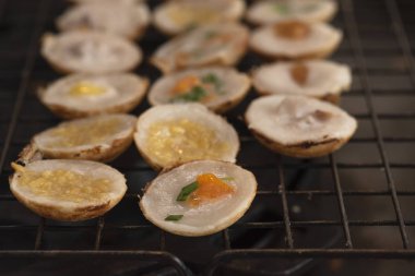 Soba üzerinde tatlı Hindistan cevizi pirinç peynir ekmek pişirme