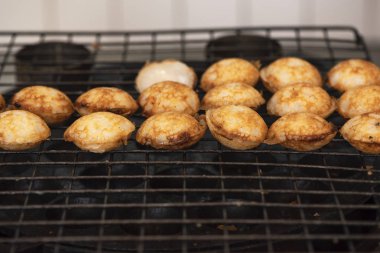 Tatlı Tay Hindistan cevizi pirinç hotcakes ocakta pişirme