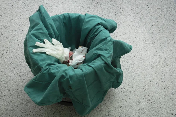 Gebruikte Chirurgische Handschoenen Gauzes Vuilnisbak Met Groene Doek Voor Biohazard — Stockfoto