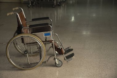 Binanın içinde otopark kahverengi bir tekerlekli sandalye