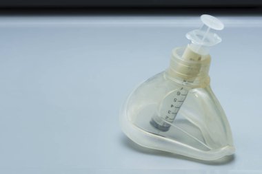 Ambu Maskesi ve ameliyathane anestezi masanın üzerinde plastik şırınga