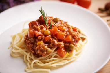 Masaya bir tabak lezzetli makarna yakın çekim görünümü