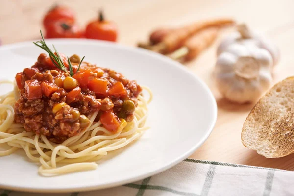 Lezzetli bir spagetti yakın çekim görünümünü masada