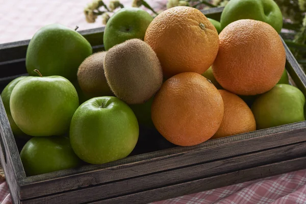 Uma Caixa Madeira Contendo Laranjas Kiwi Maçãs — Fotografia de Stock