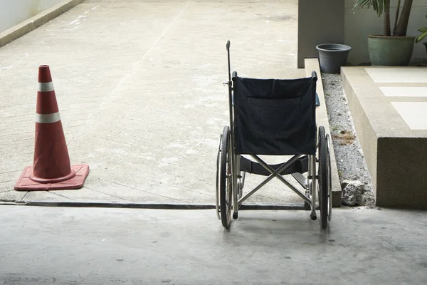 Tanıklarımız otopark mavi bir tekerlekli sandalye