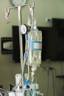 Ameliyathane anestezi sırasında direğe asılı intravenöz sıvı çanta