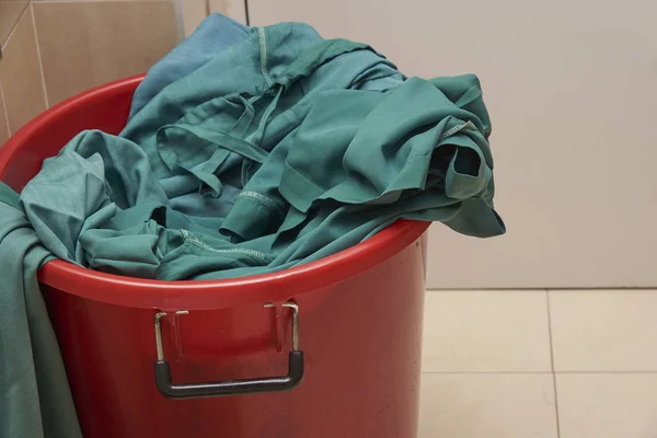 Chirurgische Shirts Nadat Gebruikt Werk Kamer Rode Plastic Vuilnisbak — Stockfoto