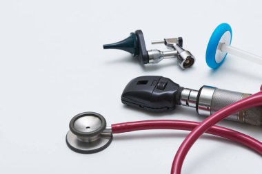 Nörolojik muayene includings stetoskop, refleks çekici, ophthalmoscope, enstrüman, tıbbi ofiste tabloda Grup