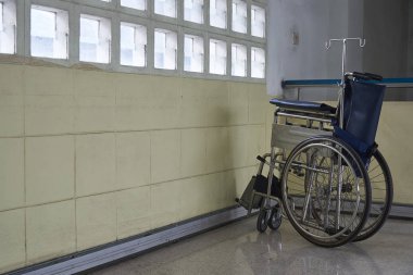 Eski bir binada otopark eski bir tekerlekli sandalye