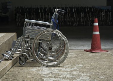 Hastanede otopark mavi tekerlekli sandalye. Arka planlar üzerinde birçok tekerlekli sandalyeler