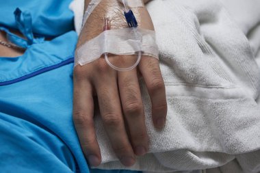 damar hasta yatakta yatıyordu için sıvı için hastaneye