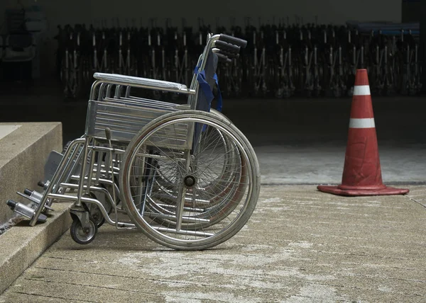 Hastanede otopark mavi tekerlekli sandalye. Arka planlar üzerinde birçok tekerlekli sandalyeler