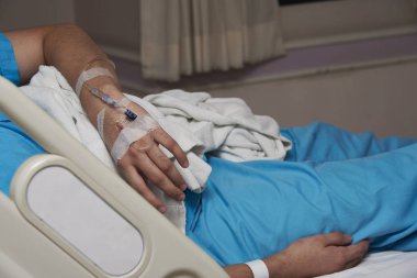 Damar bir sol hastaneye iken sıvı için yatakta yatan hasta