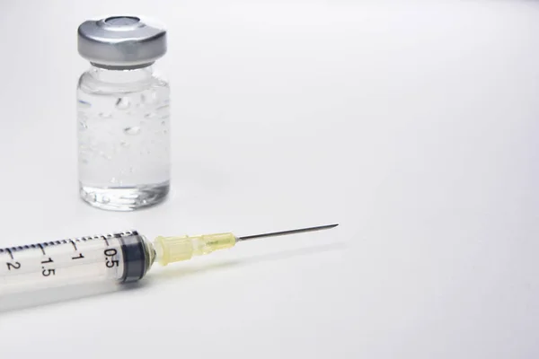 Een Plastic Injectiespuit Met Naald Een Fles Van Medicatie Witte — Stockfoto