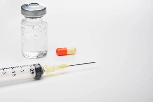 Een Plastic Injectiespuit Met Naald Een Capsule Van Drugsgebruik Een — Stockfoto