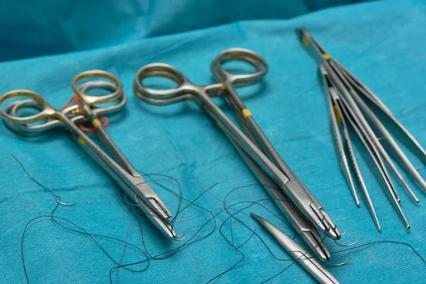 Nålförare Med Nålar Och Suturer Kirurgisk Pincett Och Sax Operativt — Stockfoto