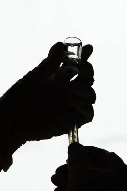 Doktor eliyle şırınga ve iğne ilaç bir şişeden çizim kullanarak eldiven