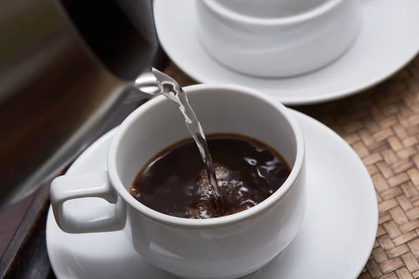 Nalewanie Gorącej Wody Czajnika Gorącej Kawy — Zdjęcie stockowe
