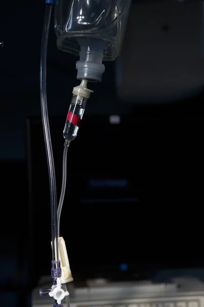 Fluido Salino Intravenoso Frasco Plástico Sala Operações Monitor Fundo — Fotografia de Stock