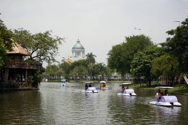 Bangkok, Tayland-Eylül 22, 2018: Görünüm botları Dusit Hayvanat Bahçesi'nde suya at binme turist.
