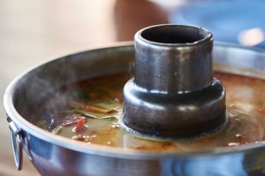 Lezzetli tom yum goong Restoran tablo bir sıcak pot