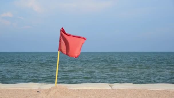 Una Bandera Roja Advirtiendo Peligro Playa — Vídeos de Stock